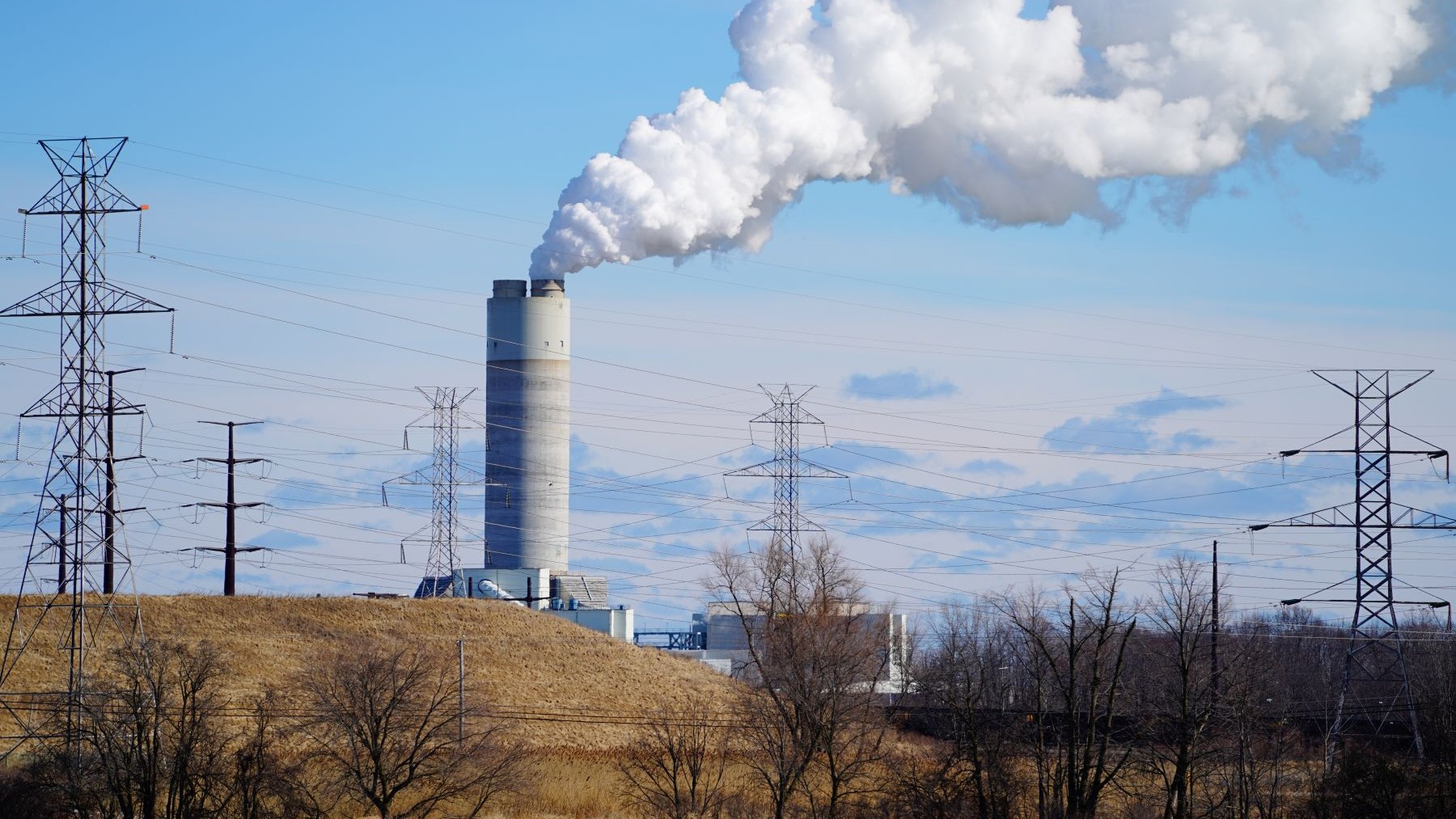 A plume of smoke coming out of the existing Oak Creek coal plant in Wisconsin.